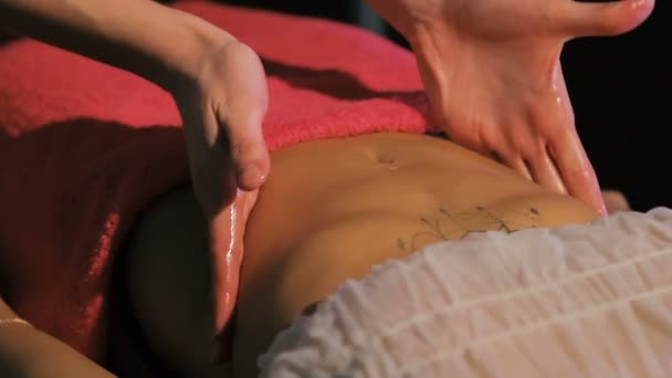 Kobieta, leżąc na stole do masażu w gabinecie kosmetycznym, podczas profesjonalnego terapeuty żołądka masaż — Wideo stockowe