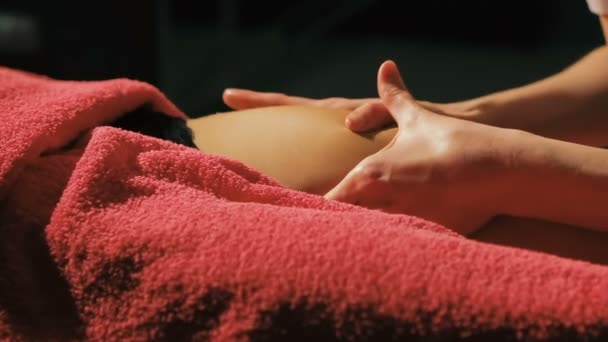 Mujer de cerca acostada en la mesa de masaje en el salón de belleza, terapeuta profesional hace masaje de pies — Vídeo de stock