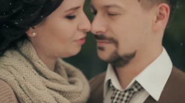 Genç çift bulanık Noel kar yağışı karşı kış gününde kış..