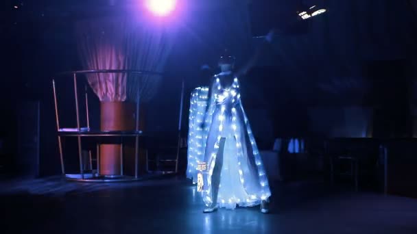 Filles en costumes de LED blanches danse passionnée avec ventilateur LED — Video