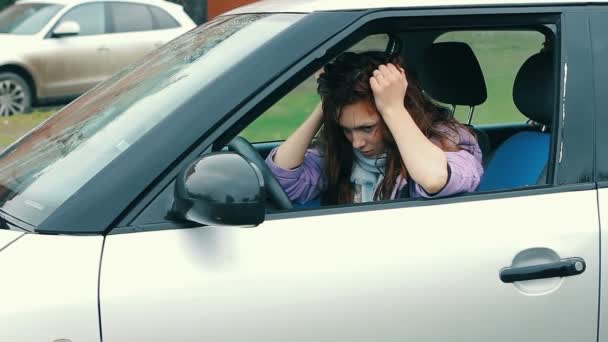 Triste desesperado jovem morena mulher chorando enquanto dirigindo carro no escuro dia chuvoso — Vídeo de Stock