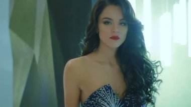 model kız mavi elbiseli kapalı kamera için poz kapat