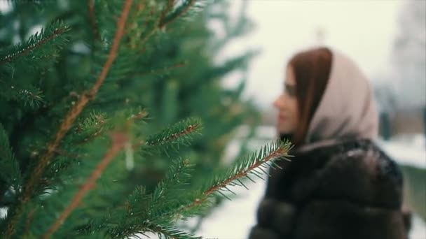 Μελαχρινή γυναίκα πλούσια μέση παλτό από καφέ γούνα κοντά στο χριστουγεννιάτικο δέντρο αργή κίνηση — Αρχείο Βίντεο