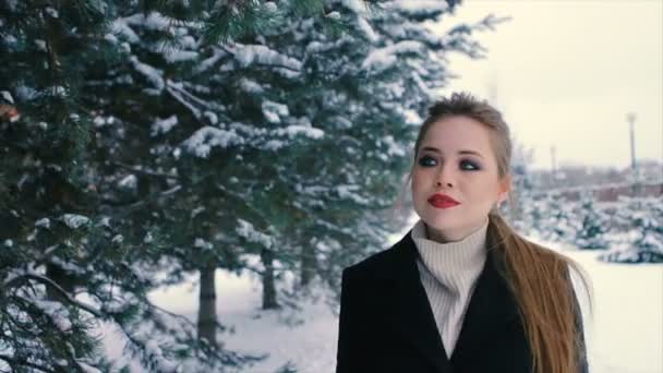 Morena mulher rica em casaco preto no fundo da árvore de Natal câmera lenta — Vídeo de Stock
