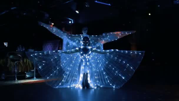 Dance team w strojach z białych diod LED, światło garnitury — Wideo stockowe