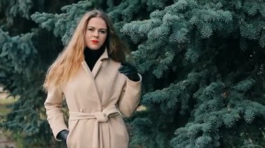 Nicole Kidman kış Park gibi çam yavaş hareket ile arayan kadın