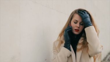 Telefonu açık havada arama ile Nicole Kidman gibi arayan kadın