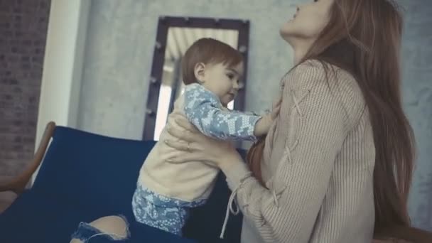 Meisje bereikt haar handen aan moeders gezicht terwijl ze haar omhoog slowmotion roept — Stockvideo