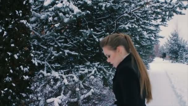 Brunette vrouw in zwarte jas draaien zichzelf Slowmotion — Stockvideo