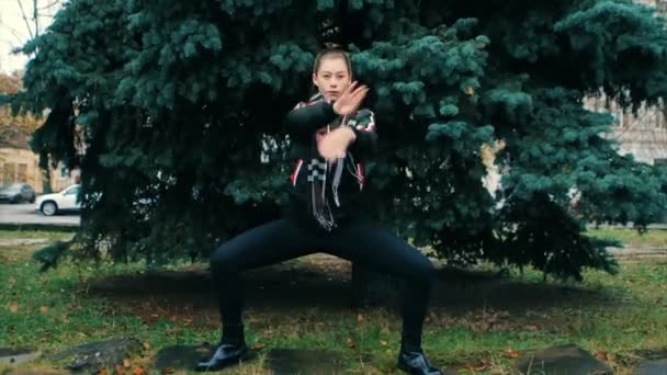 Сексуальная женщина с макияжем и волосами танцует против голубой рождественской елки — стоковое видео
