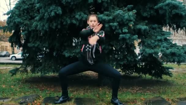 Mujer sexy con maquillaje y el pelo bailando contra el árbol de navidad azul — Vídeos de Stock