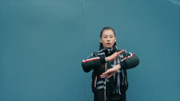 性感的女人在黑色与化妆跳舞反对蓝漆砖墙 — 图库视频影像