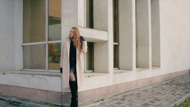 Woman looking like Nicole Kidman stay near White grunge wall. — Stock Video