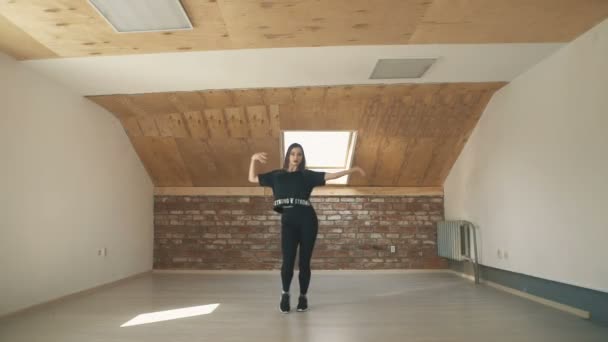 Mooi atletische meisje vogue dansen en springen long shot — Stockvideo