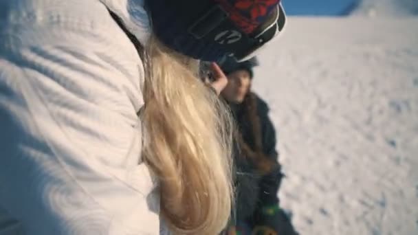 Snowboarder vagy a síelő és a fotós, hogy fotózást síparadicsom közepén lövés — Stock videók