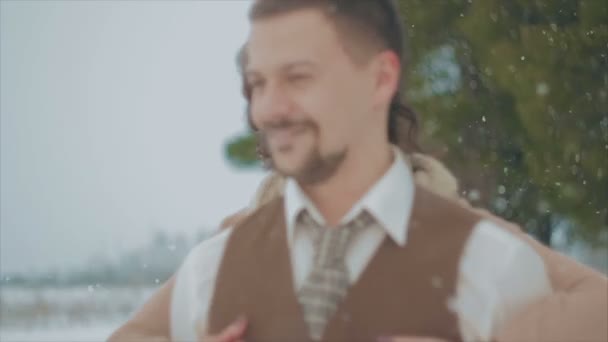 Pareja amorosa caminando en el parque de Navidad de invierno. nevadas — Vídeos de Stock