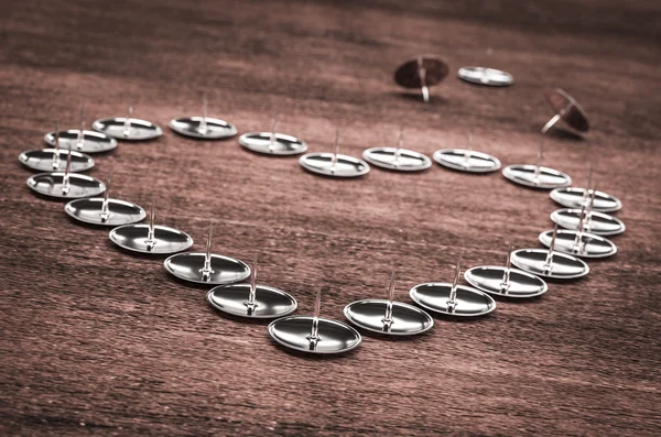 Kolíky, které jsou uspořádány v ukázce 3d tvar srdce — Stock fotografie