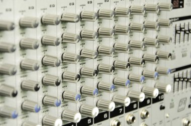 Birçok kontrol düğmeleri ile analog amplifikatör