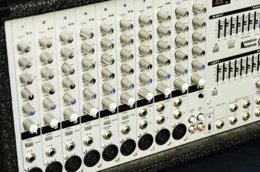 Birçok kontrol düğmeleri ile analog amplifikatör