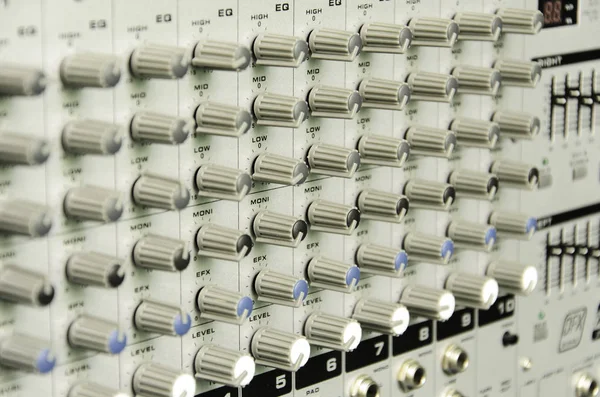 Birçok kontrol düğmeleri ile analog amplifikatör