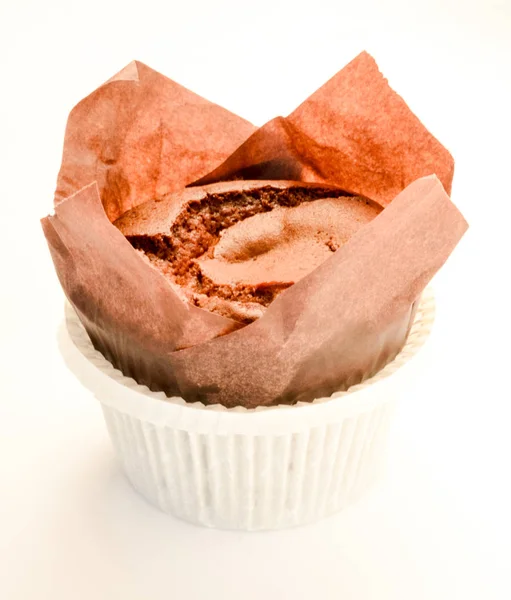 Delicioso muffin de chocolate sobre fondo blanco espacio de copia bruja —  Fotos de Stock