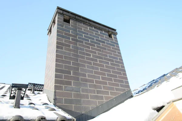 Werksschornstein im Winter - Blick auf den Schornstein und die Trittstufen — Stockfoto