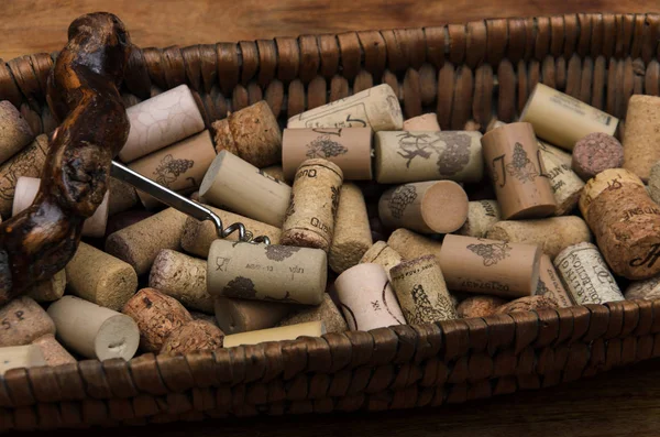 Κρασί Φελλοί σε ένα παλιό καλάθι ψωμί σε ξύλο τριανταφυλλιάς — Φωτογραφία Αρχείου
