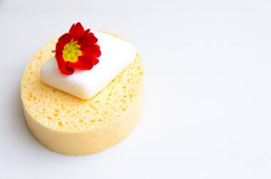 c beyaz bir zemin üzerine yerleştirilmiş bir sarı sünger üzerinde kullanılan sabun