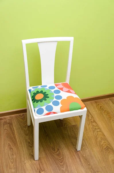 Отремонтированный вручную мягкий стул, обращенный к стене — стоковое фото