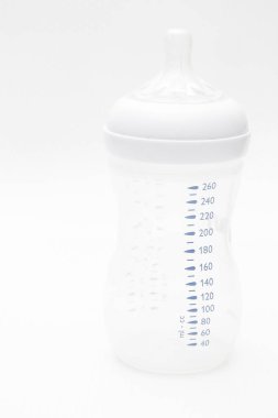 Beyaz Arkaplanda Bebek Şişesi