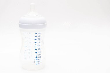 Beyaz Arkaplanda Bebek Şişesi