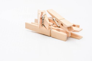 Beyaz arkaplanda elbise askısı