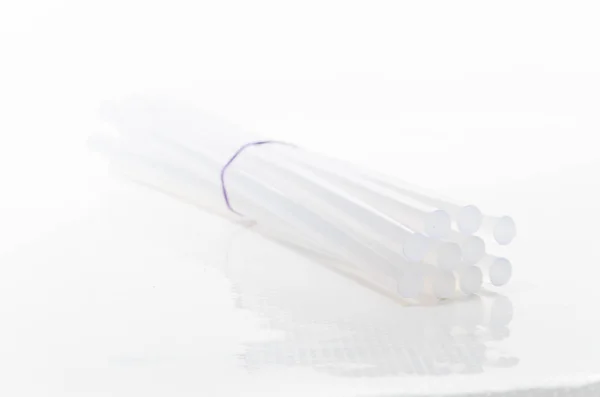 Sıcak tutkal beyaz arka plan üzerinde sopa