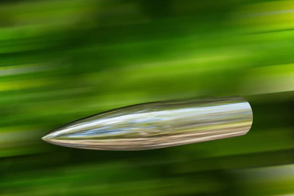 Volar bala de rifa sobre un fondo verde 3d ilustración —  Fotos de Stock