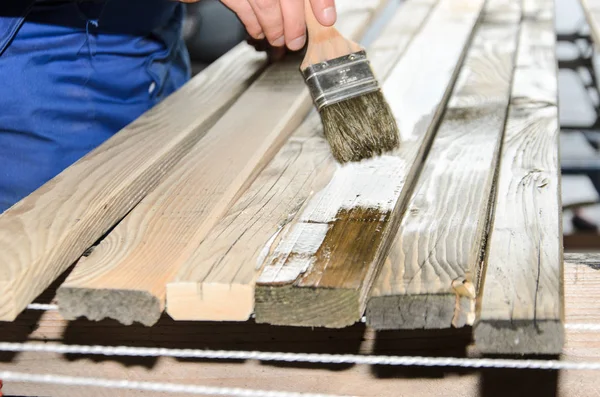 Holz für Zaun streichen — Stockfoto