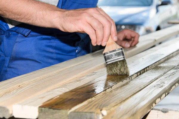 Holz für Zaun streichen — Stockfoto