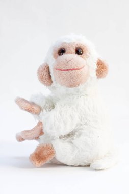 Çocuklar için beyaz oyuncak bir maymun. 