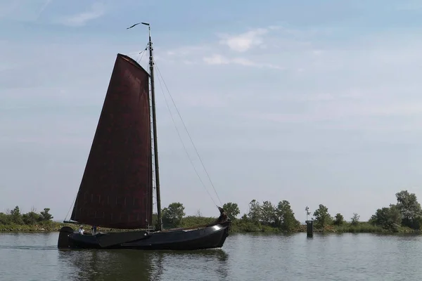 En segelbåt i en sjö i norra Nederländerna. — Stockfoto