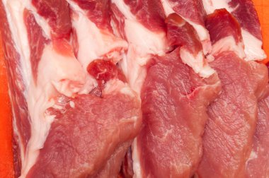 Sığır eti veya domuz eti görünümü kapatın. Et yemek pişirme. Çiğ et ve yağ.