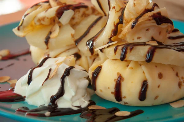 Pfannkuchen gefüllt mit Bananencreme und Schokoladenbelag. süße t — Stockfoto