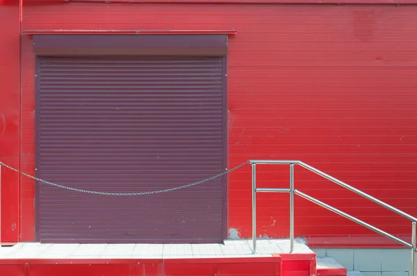 Червоні стіни великого ринку, задні двері. Концепція сходів до задніх дверей . Ліцензійні Стокові Зображення