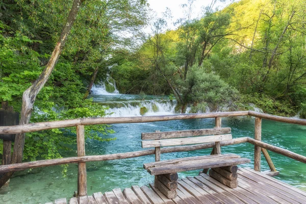 Cascades nära turist sökvägen i nationalparken Plitvicesjöarna — Stockfoto