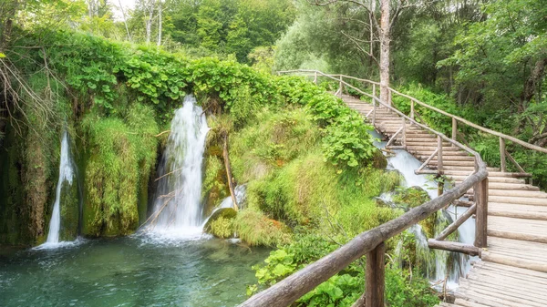 plitvice gölleri Milli Parkı turist yolunda yakınındaki Cascades