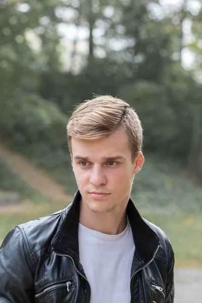 Porträtt av en ung man — Stockfoto