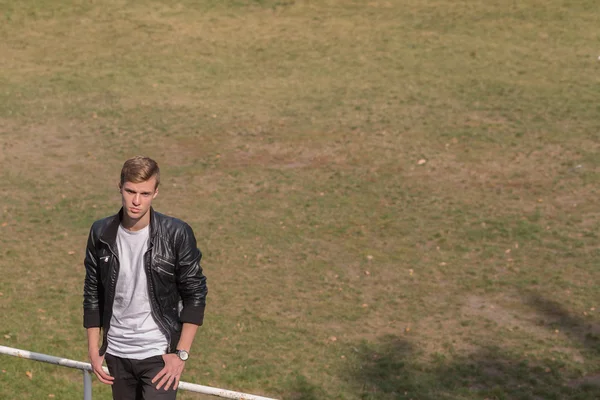 çiçekli bir duvara genç adam