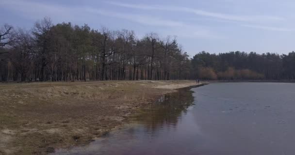 Survoler le lac dans un parc 