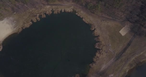 Вид с воздуха на городской парк с замерзшим озером — стоковое видео