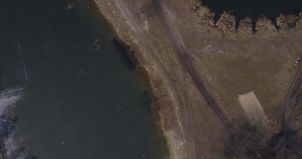 Vista aérea del parque de la ciudad con lago congelado — Vídeo de stock