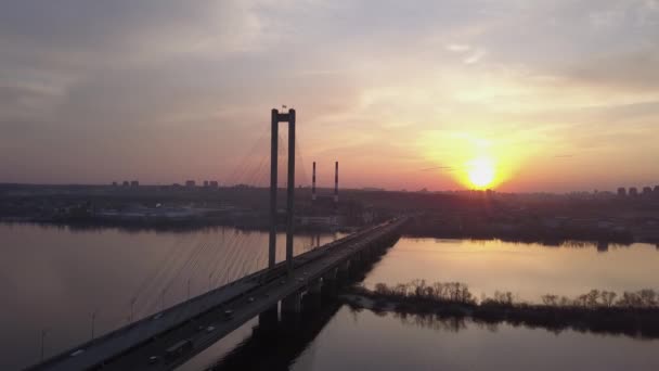 Automóvel e ponte ferroviária em Kiev, a capital da Ucrânia — Vídeo de Stock