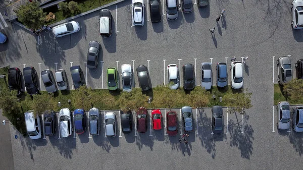 Samochody na parkingu. Widok z lotu ptaka — Zdjęcie stockowe